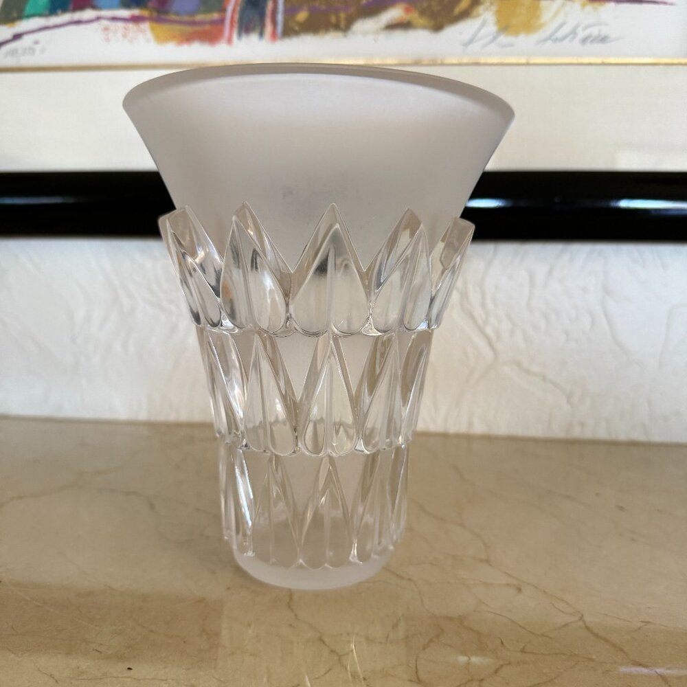 Lalique "Feuilles" vase made of‎ clear and frosted crystal, signed